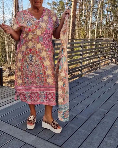 V-Ausschnitt Kurzärmliges Bedrucktes Shift-Kleid