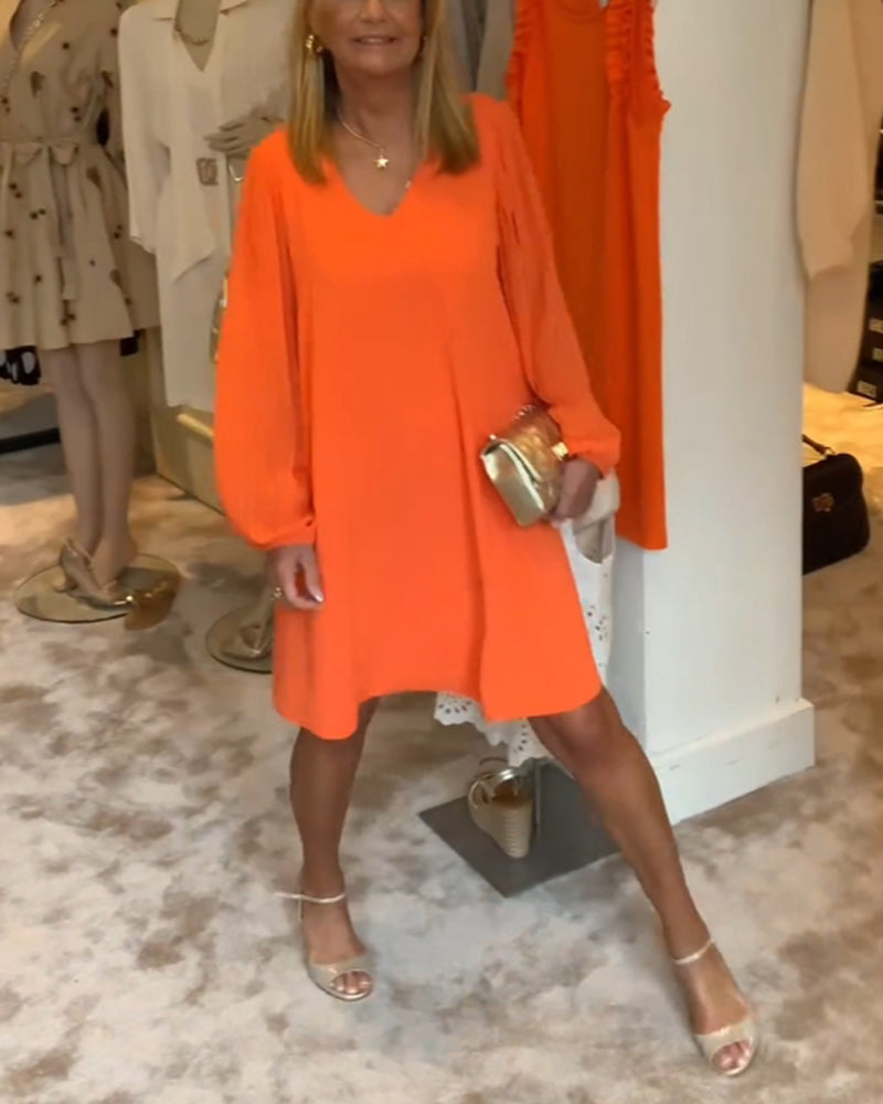 Einfarbiges Kleid mit Laternenärmeln und V-Ausschnitt