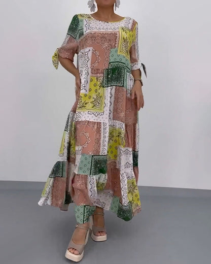 Locker sitzendes, rundhalsiges, langes Kleid mit quadratischem Druck