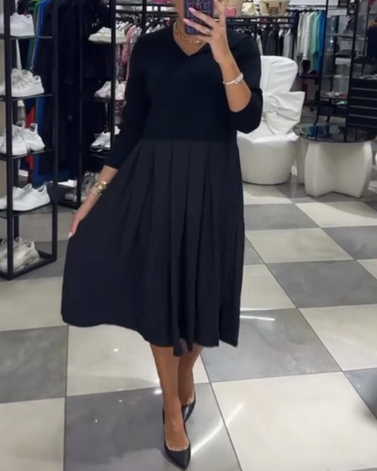 V-Ausschnitt, paneeliertes, plissiertes Kleid