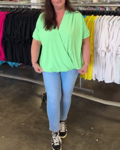 Bluse mit V-Ausschnitt und Rüschendetails in einfarbig