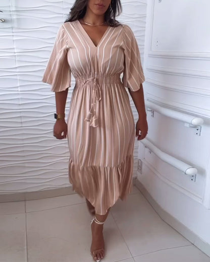 Gestreiftes lässiges Kleid mit Kordelzug