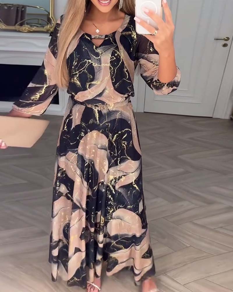 Elegantes Kleid mit 3/4-Ärmeln und Druck in Taillenhöhe