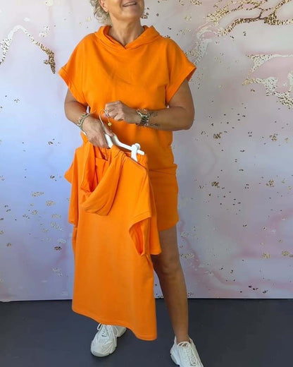 Lockeres einfarbiges Set mit Kapuze und kurzen Ärmeln