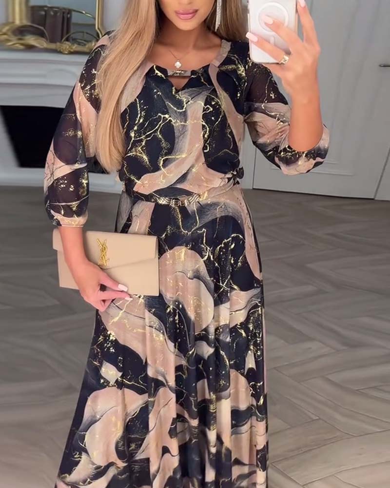 Elegantes Kleid mit 3/4-Ärmeln und Druck in Taillenhöhe