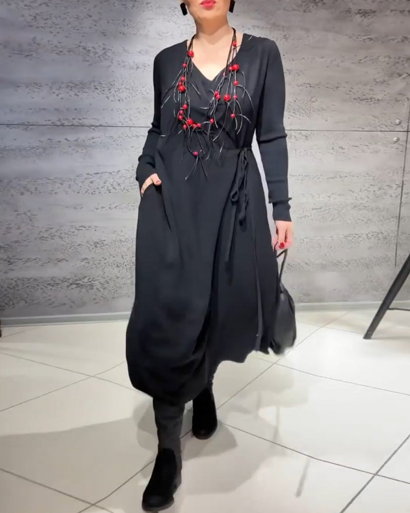 Einfarbiges Kleid mit Gürtel