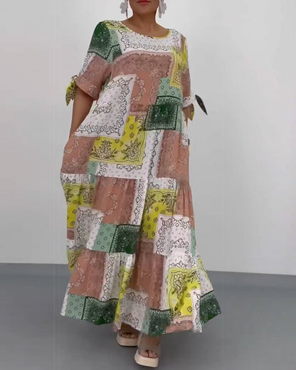 Locker sitzendes, rundhalsiges, langes Kleid mit quadratischem Druck