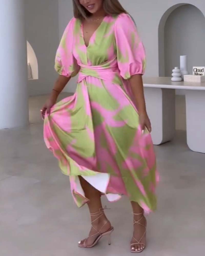 Elegantes Kleid mit tiefem V-Ausschnitt und halben Ärmeln