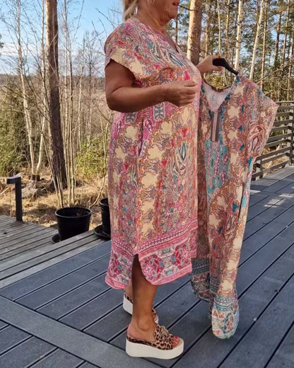 V-Ausschnitt Kurzärmliges Bedrucktes Shift-Kleid