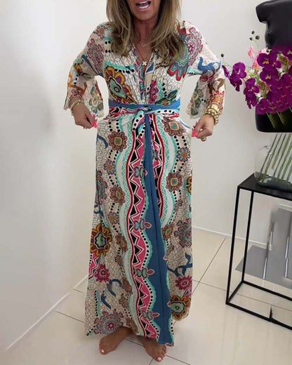 Elegantes Kleid mit buntem Druck und Glockenärmeln