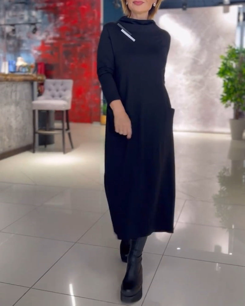 Einfarbiges Kleid mit Rundhalsausschnitt und Tasche