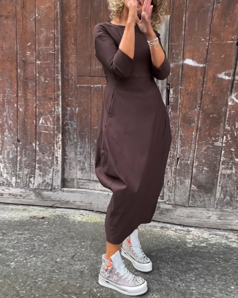 Einfaches, einfarbiges, elegantes Kleid mit langen Ärmeln und Taschen