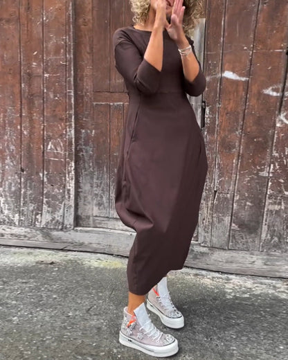 Einfaches, einfarbiges, elegantes Kleid mit langen Ärmeln und Taschen