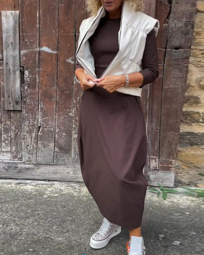 Einfaches, einfarbiges, elegantes Kleid mit langen Ärmeln und Taschen