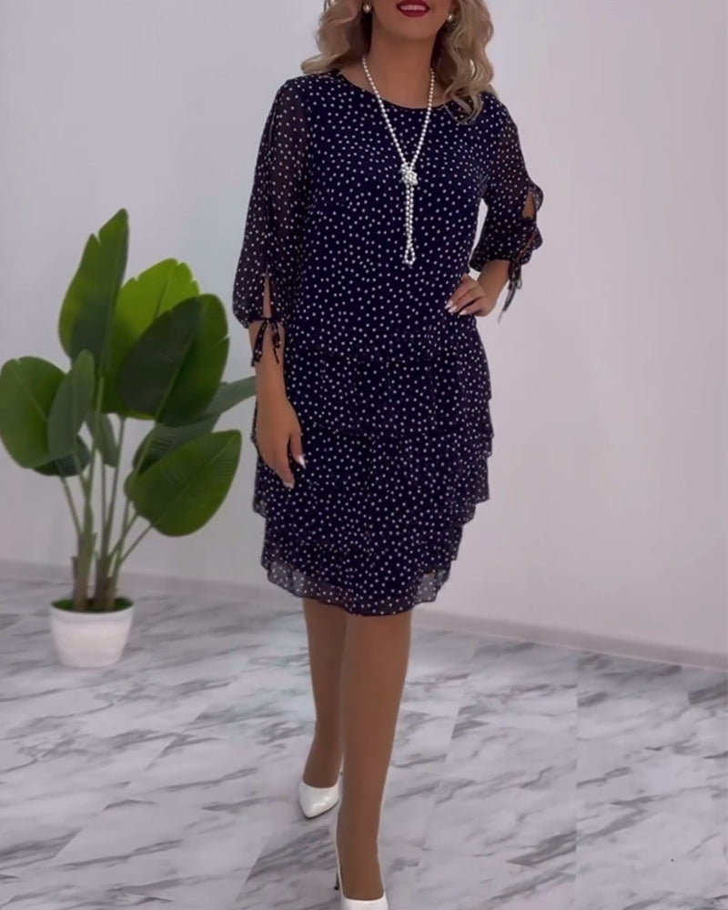 Elegantes Kleid mit Polka-Dot-Muster und Schichten