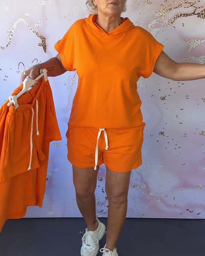 Lockeres einfarbiges Set mit Kapuze und kurzen Ärmeln