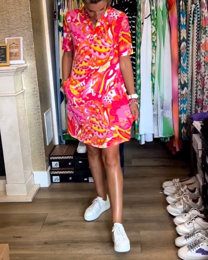 Taschenbedrucktes Kurzarmkleid