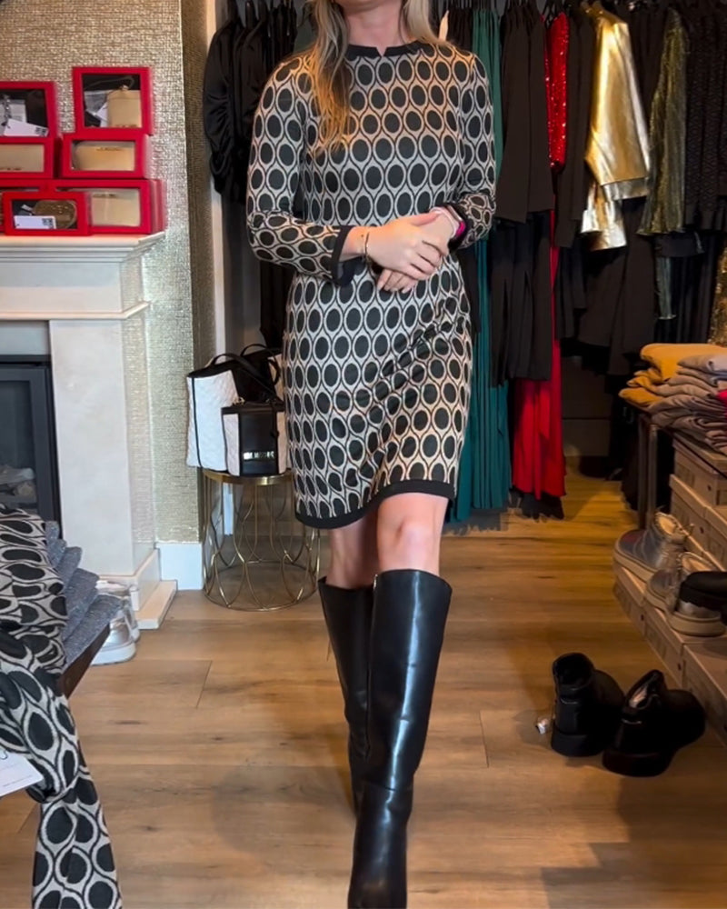 Kleid mit Polka-Dots in knielanger Länge