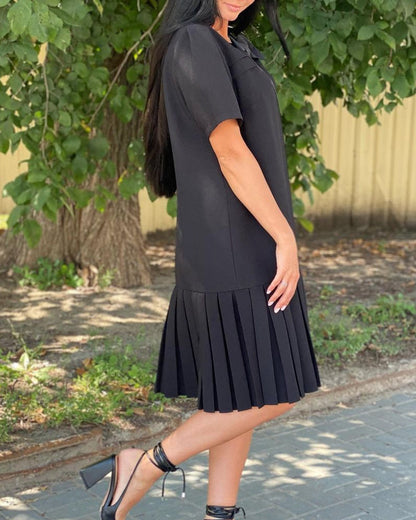 Kurzärmliges plissiertes Kleid