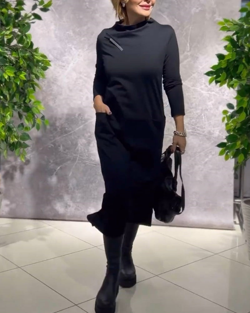 Einfarbiges Kleid mit Rundhalsausschnitt und Tasche