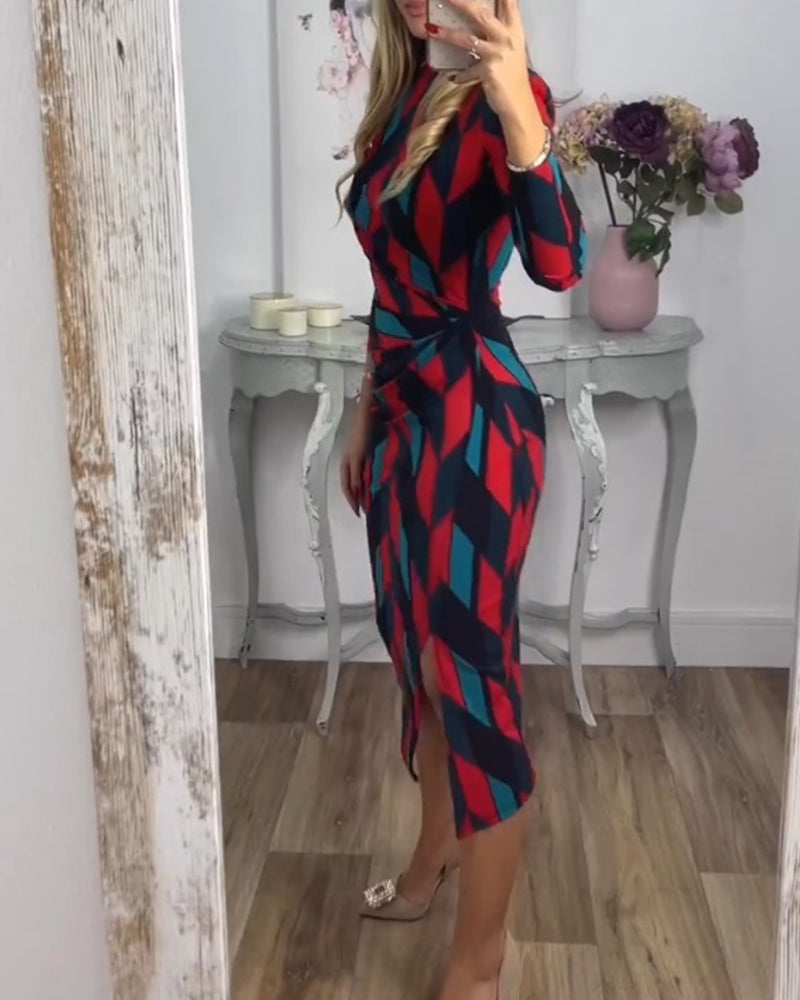 Kleid mit Diamantmuster und Schlitz