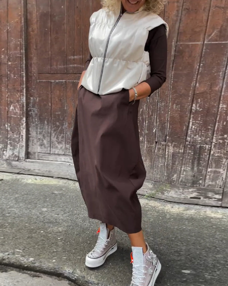 Einfaches, einfarbiges, elegantes Kleid mit langen Ärmeln und Taschen