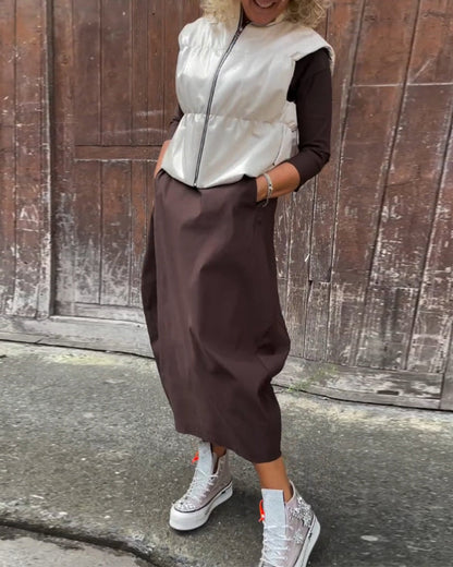 Einfaches, einfarbiges, elegantes Kleid mit langen Ärmeln und Taschen