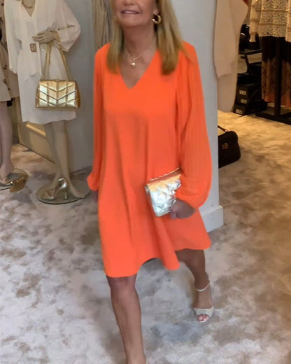 Einfarbiges Kleid mit Laternenärmeln und V-Ausschnitt