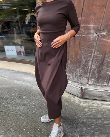 Einfaches, einfarbiges, elegantes Kleid mit langen Ärmeln und Taschen