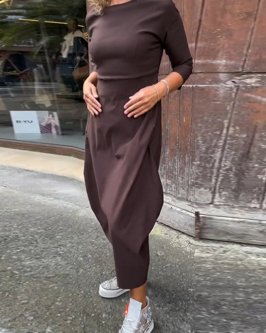 Einfaches, einfarbiges, elegantes Kleid mit langen Ärmeln und Taschen