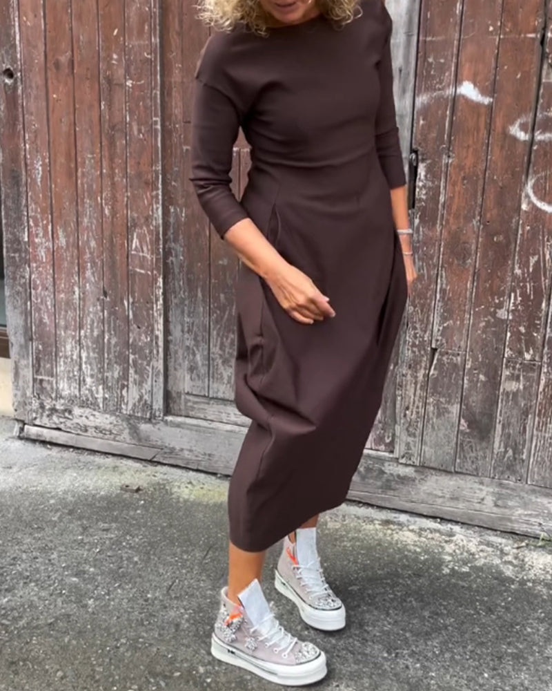 Einfaches, einfarbiges, elegantes Kleid mit langen Ärmeln und Taschen